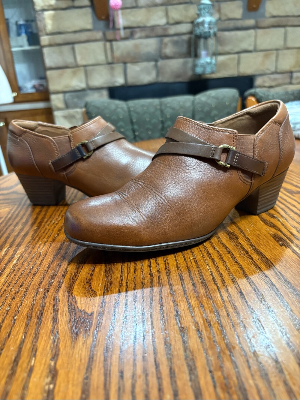 Clark’s size 8.5 EUC brown heeled  shoe w/ buckle ValerieMay2